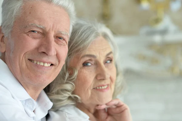 Lyckliga Senior Par Poserar Hemma — Stockfoto