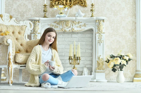 Портрет Красивой Девушки Подростка Сидящей Полу Возле Винтажного Кресла Ноутбуком — стоковое фото