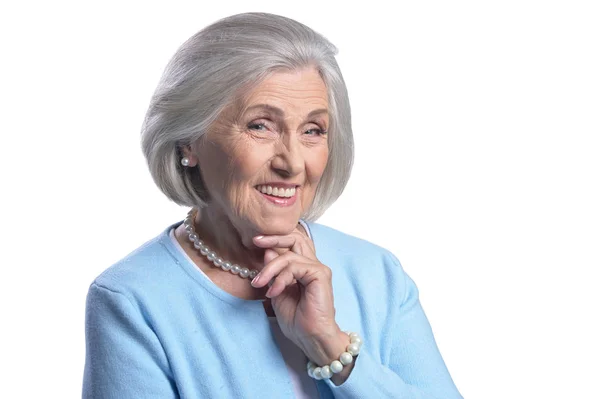 年配の女性は白い背景で隔離の笑みを浮かべてください — ストック写真