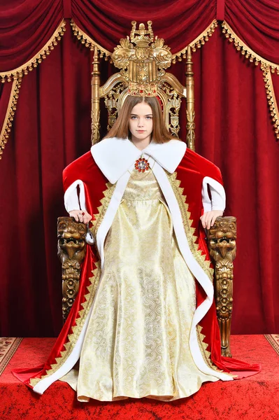王冠ヴィンテージ アームチェアに座って美しい十代の少女の肖像画 — ストック写真