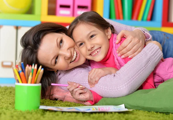 Liten Söt Flicka Med Mamma Ritar Vid Bordet Hemma — Stockfoto