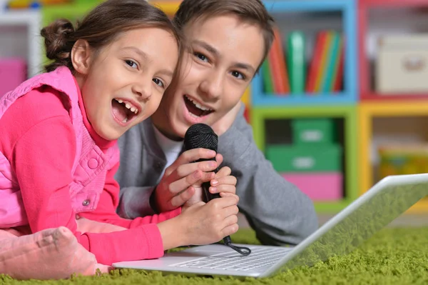 Entzückende Kleine Mädchen Und Jungen Singen Karaoke Mit Modernem Laptop — Stockfoto