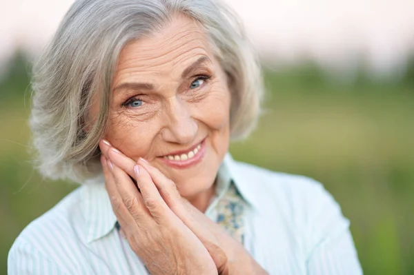 Счастливая Пожилая Красивая Женщина Весеннем Парке — стоковое фото
