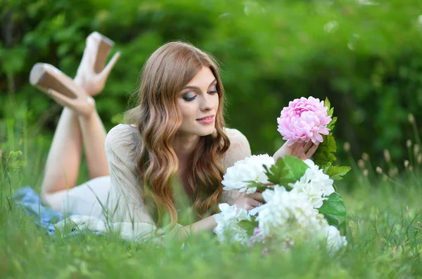 Belle Jeune Femme Couchée Sur Prairie Verte — Photo