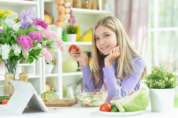 Nettes Mädchen Bereitet Mit Tablet Hause Frischen Salat Auf Küchentisch — Stockfoto