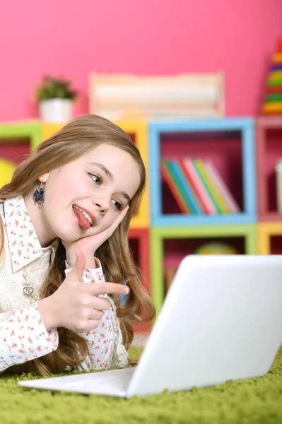 Συναισθηματική Χαριτωμένο Κορίτσι Χρησιμοποιώντας Φορητό Υπολογιστή Ενώ Βρίσκεται Στο Πάτωμα — Φωτογραφία Αρχείου