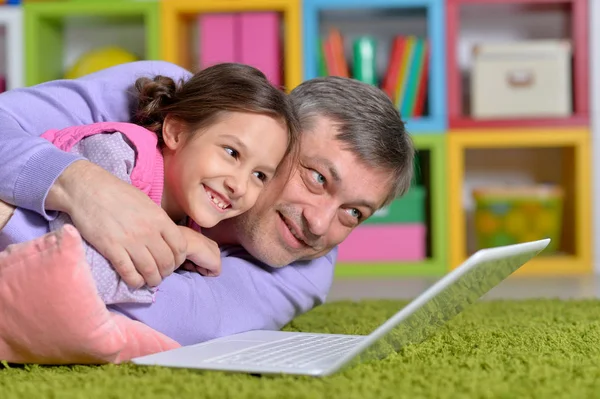 Mãe com filha usando laptop — Fotografia de Stock