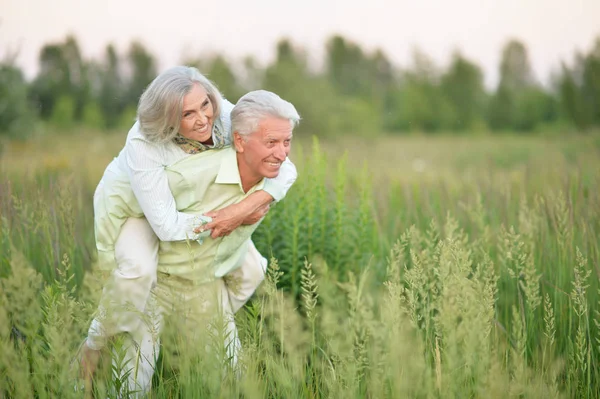 Mooie Senior Paar Ontspannen Het Park — Stockfoto