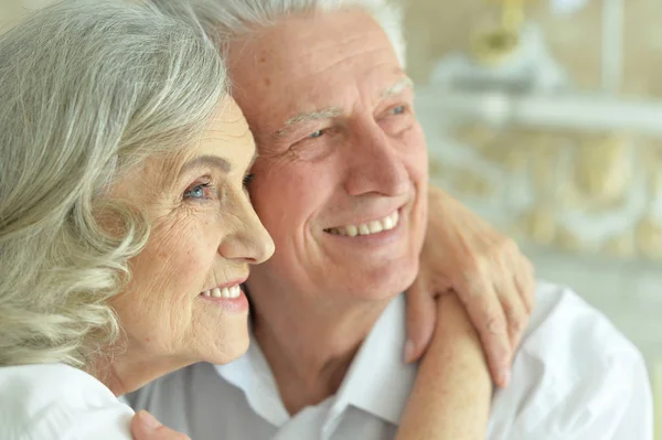 Gelukkige Senior Paar Poseren Thuis — Stockfoto