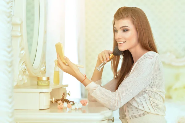 Mooie jonge vrouw — Stockfoto