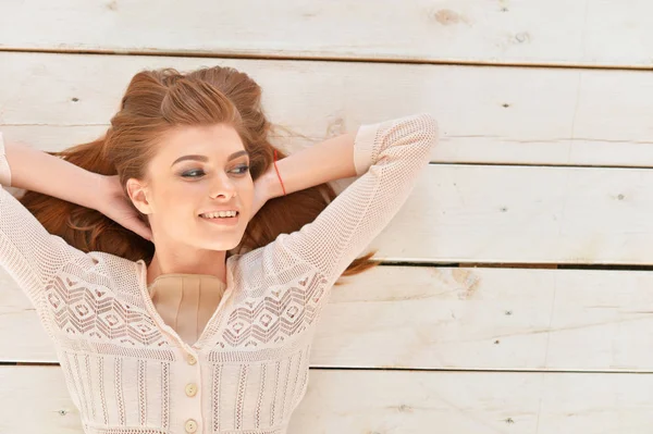 Porträt Der Schönen Jungen Frau Posiert — Stockfoto