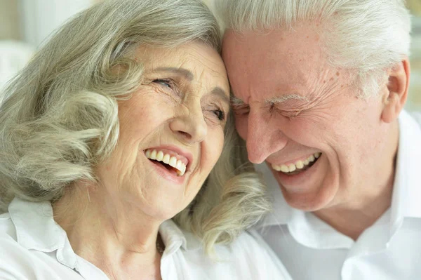 Gelukkige Senior Paar Poseren Thuis — Stockfoto