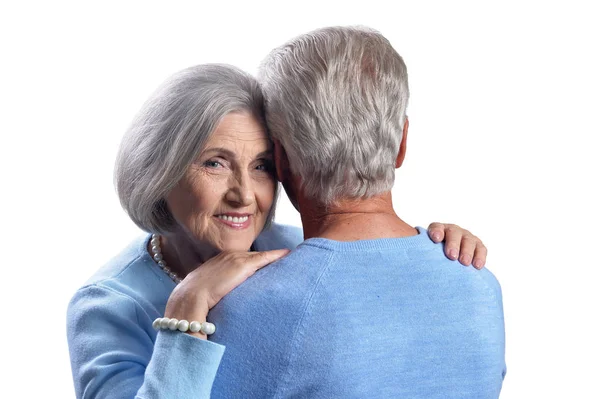 幸福的老年夫妇拥抱孤立的白色背景 — 图库照片