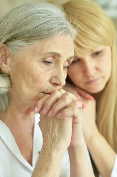 Ritratto Donna Anziana Triste Con Figlia Casa — Foto Stock