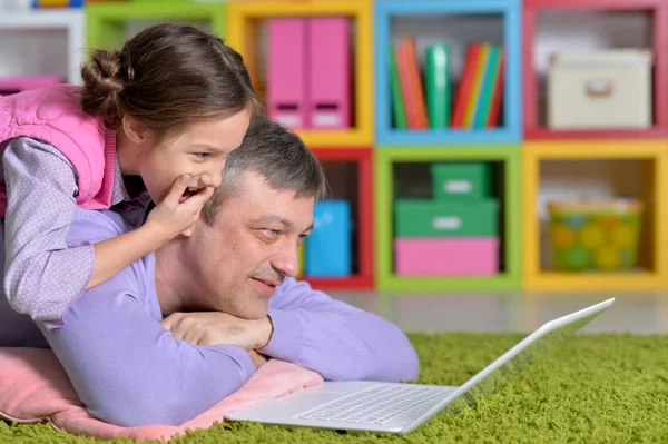 Madre con figlia utilizzando il computer portatile — Foto Stock