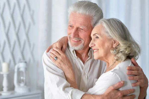 Porträt Eines Glücklichen Senioren Paares Das Sich Hause Umarmt — Stockfoto