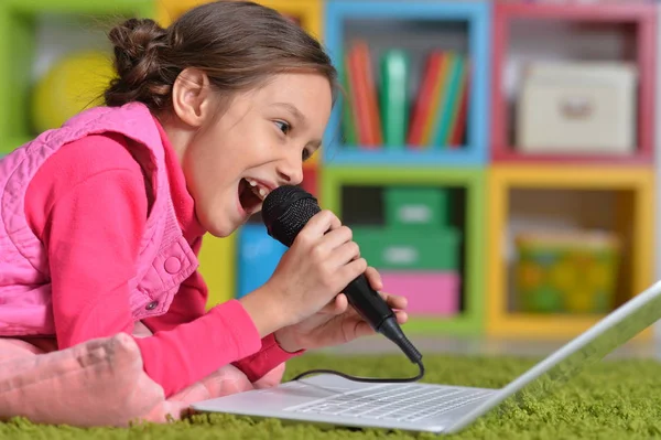 Adorável Menina Cantando Karaoke Com Laptop Moderno — Fotografia de Stock