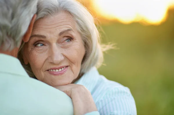 Hermosa Pareja Ancianos Abrazándose Parque —  Fotos de Stock