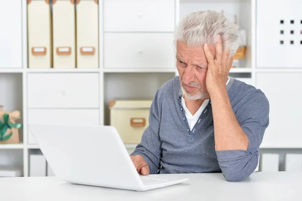 Emotional Senior Man Using Laptop Home — Stock Photo, Image