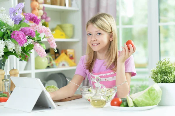 Söta Lilla Flickan Förbereder Fräsch Sallad Köksbordet Med Tablett Hemma — Stockfoto