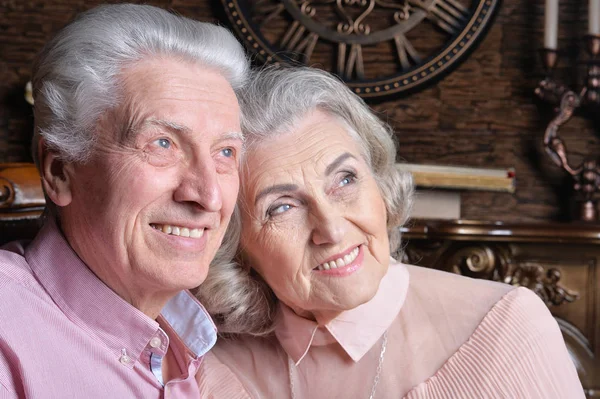 Portret Szczęśliwa Para Starszy Pozowanie Domu — Zdjęcie stockowe