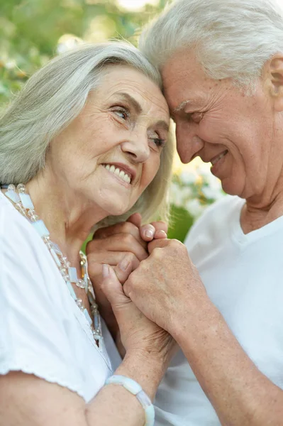 Hermosa Pareja Ancianos Parque — Foto de Stock