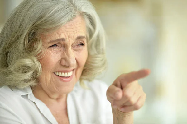 Портрет Счастливой Пожилой Женщины Позирующей Дома — стоковое фото