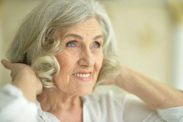 Porträtt Leende Senior Kvinna Poserar Hemma — Stockfoto