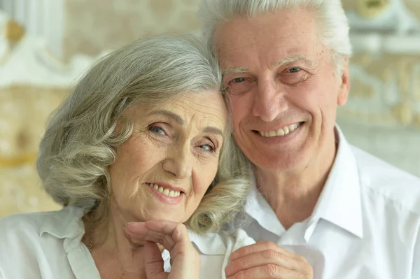 Feliz Pareja Ancianos Posando Casa —  Fotos de Stock