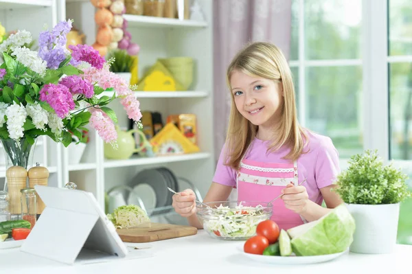 Linda Niña Preparando Ensalada Fresca Mesa Cocina Con Tableta Casa — Foto de Stock