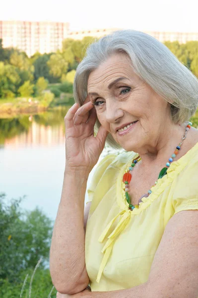Glückliche Seniorin Schöne Frau See — Stockfoto