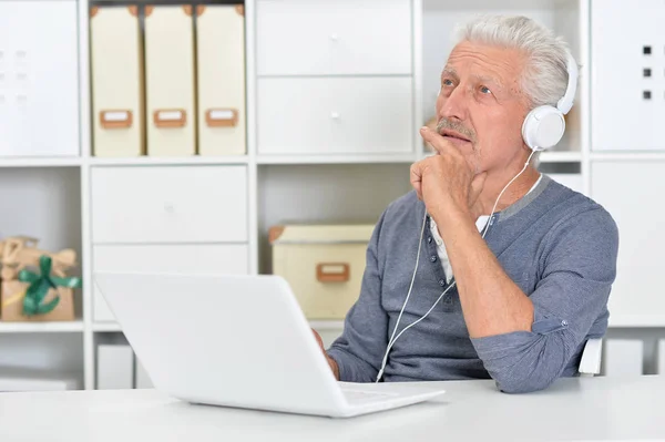 Selbstbewusster Senior Nutzt Laptop Hause — Stockfoto