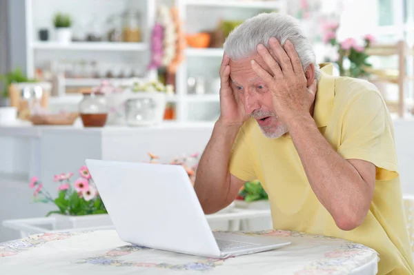 Emotionele Senior Man Met Laptop Thuis — Stockfoto