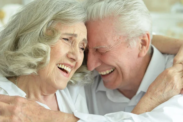 Feliz Casal Sênior Posando Casa — Fotografia de Stock