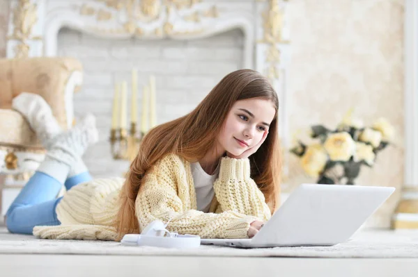 Retrato Hermosa Adolescente Acostada Suelo Uso Computadora Portátil —  Fotos de Stock