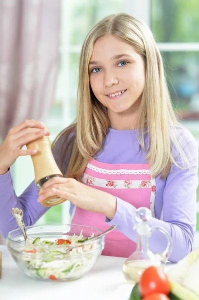 Linda Niña Condimentando Ensalada Fresca Mesa Cocina — Foto de Stock