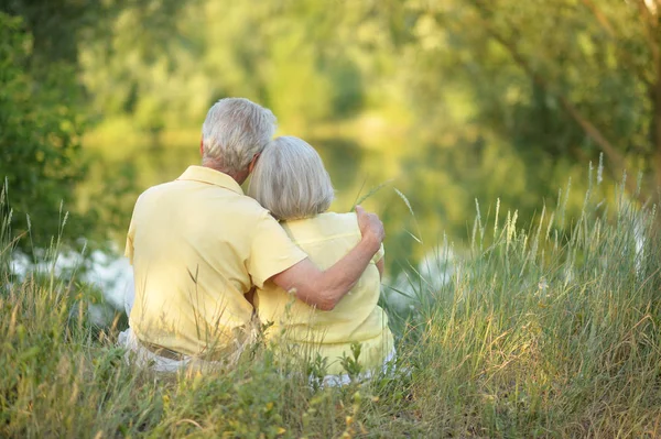 Retrato Hermosa Pareja Ancianos Abrazándose Parque Vista Trasera —  Fotos de Stock