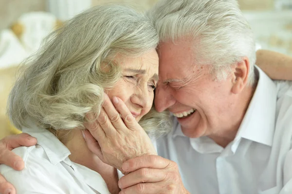 Heureux Couple Aîné Posant Maison — Photo