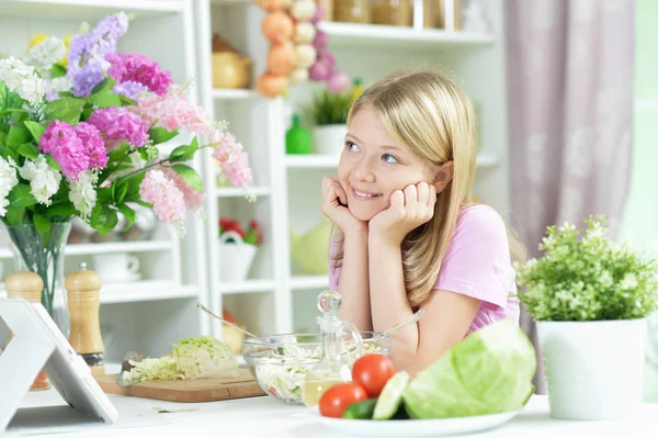 Menina Bonito Preparando Salada Fresca Mesa Cozinha Com Tablet Casa — Fotografia de Stock