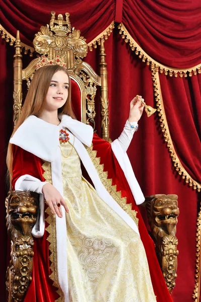 Retrato Bela Princesa Com Coroa Segurando Sino Mão Enquanto Sentado — Fotografia de Stock