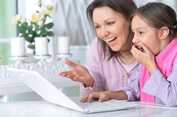 Mère avec sa fille utilisant un ordinateur portable — Photo