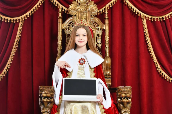 Retrato Bela Menina Adolescente Segurando Laptop Enquanto Sentado Poltrona Vintage — Fotografia de Stock