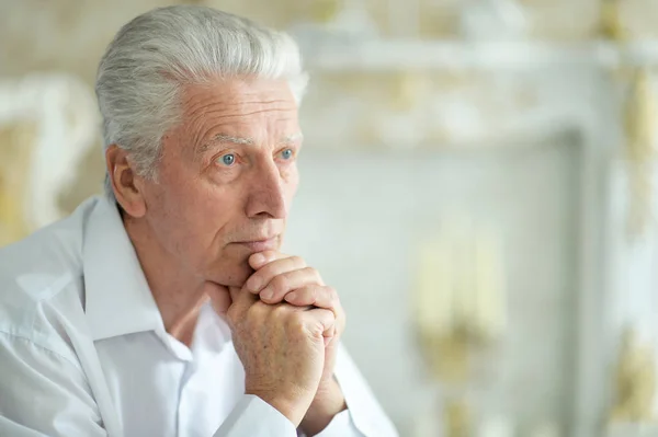 Portret Van Verdrietig Denkende Senior Man — Stockfoto