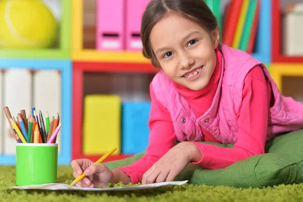 Милая маленькая девочка рисует картинку — стоковое фото
