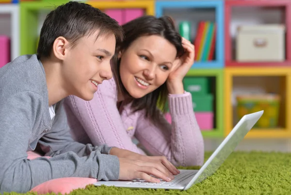 Mãe e filho com laptop — Fotografia de Stock