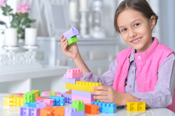 Dziewczynka Bawi Się Kolorowe Bloki Tworzyw Sztucznych — Zdjęcie stockowe