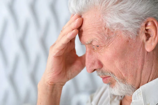 Close Portret Van Bedachtzame Senior Man Thuis — Stockfoto