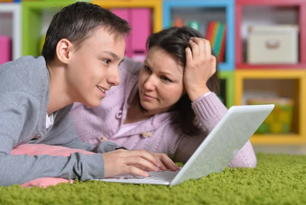 Moeder en zoon met laptop — Stockfoto