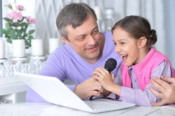 Mamma med dotter med laptop — Stockfoto