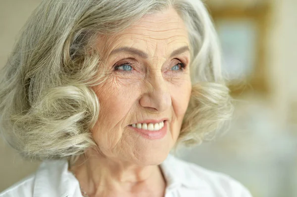 Portrét Usmívající Starší Ženy Která Pózala Doma — Stock fotografie